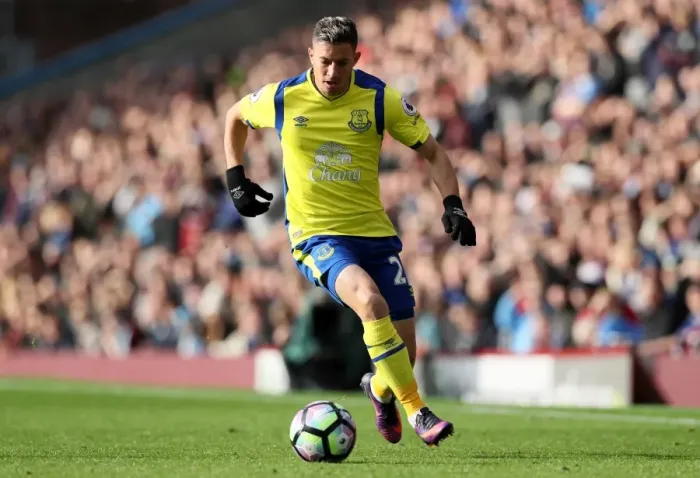 Framed Print : Everton's Bryan Oviedo in Action against Burnley, Premier League - Turf Moor