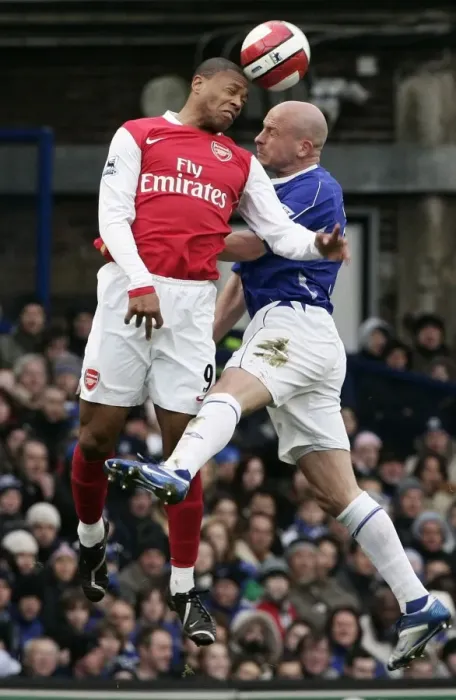 Framed Print : Evertons Carsley challenges Arsenals Baptista for the ball during their English Premier League soc Framed Print : Evertons Carsley challenges Arsenals Baptista for the ball during their English Premier League soc