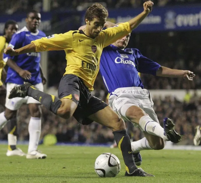Framed Print : Evertons Carsley challenges Arsenals Flamini for the ball during their English League Cup fourth r Framed Print : Evertons Carsley challenges Arsenals Flamini for the ball during their English League Cup fourth r
