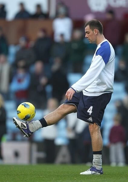 Everton's Darron Gibson in Action: Premier League Clash vs. Aston Villa (January 2012)