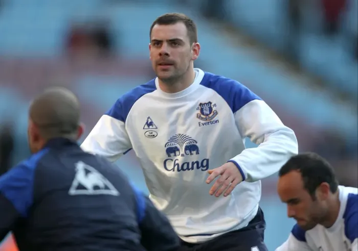 Framed Print : Everton's Darron Gibson in Action: Premier League Showdown against Aston Villa (January 14, 2012) Framed Print : Everton's Darron Gibson in Action: Premier League Showdown against Aston Villa (January 14, 2012)