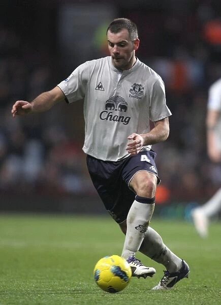 Everton's Darron Gibson in Action: Thrilling Premier League Showdown vs. Aston Villa (January 14, 2012)