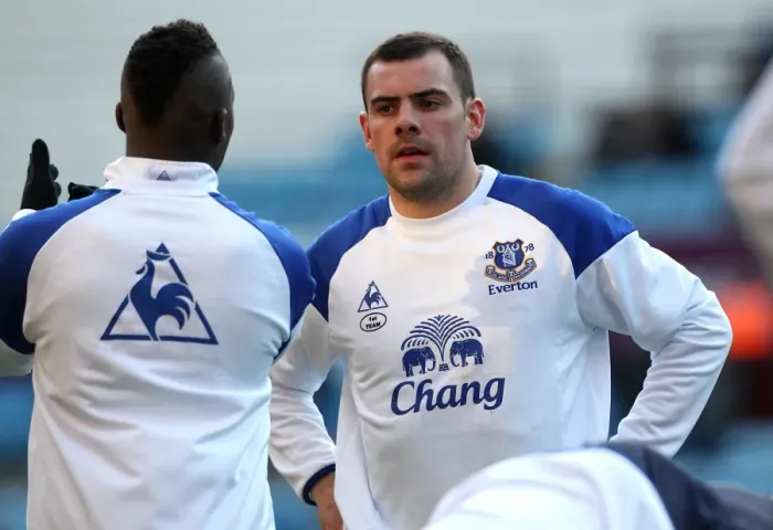 Framed Print : Everton's Darron Gibson Gears Up for Kick-off Against Aston Villa (Barclays Premier League, 14 January 2012) Framed Print : Everton's Darron Gibson Gears Up for Kick-off Against Aston Villa (Barclays Premier League, 14 January 2012)