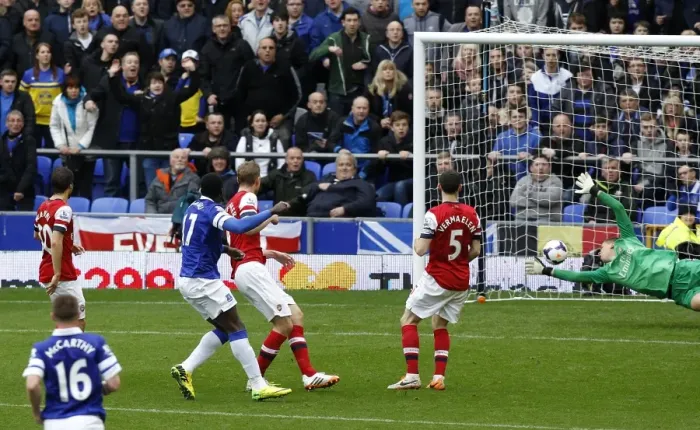 Framed Print : Everton's Dominant Performance: Romelu Lukaku Scores Brace in 3-0 Win Over Arsenal (06-04-2014, Goodison Park)