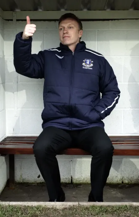 Framed Print : Everton's FA Cup Battle: David Moyes at The Moss Rose Ground vs Macclesfield Town (03 / 01 / 09)