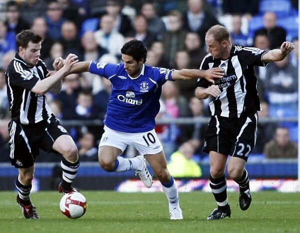 Everton's Fellaini Clashes with Guthrie and Butt: Intense Moment from Everton vs Newcastle United (08 / 09)
