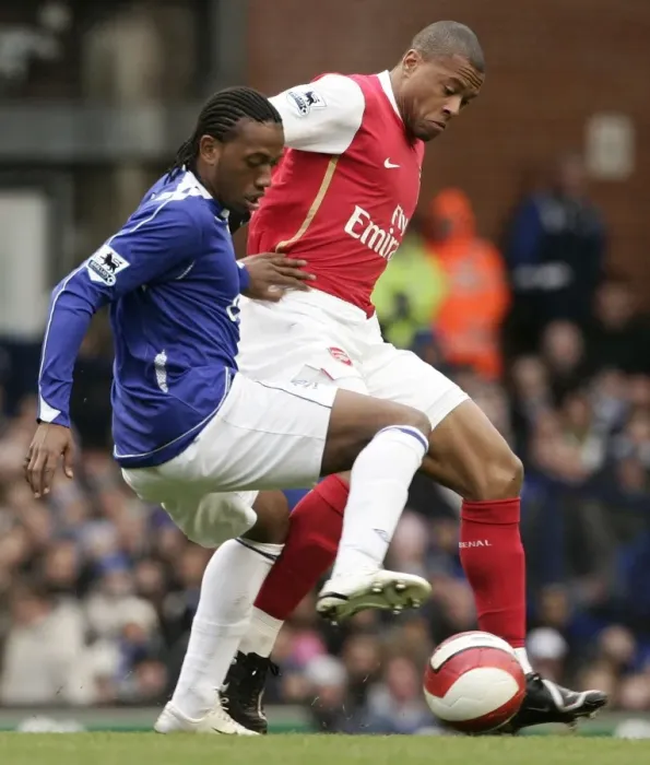 Framed Print : Evertons Fernandes challenges Arsenals Baptista for the ball during their English Premier League s Framed Print : Evertons Fernandes challenges Arsenals Baptista for the ball during their English Premier League s