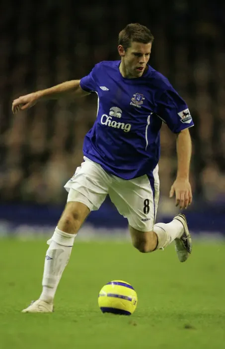 Framed Print : Everton's James Beattie in Action: Mastering the Ball
