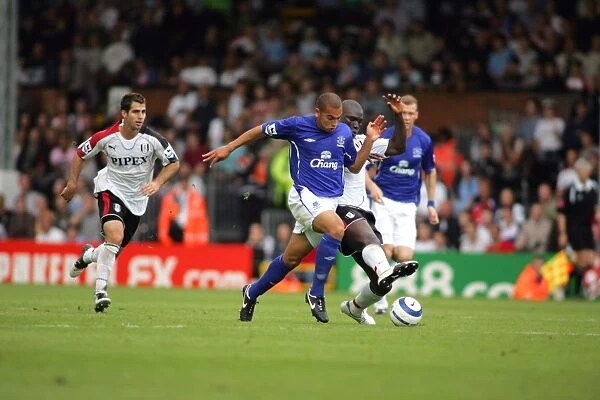 Everton's James Vaughan Outpaces Fulham Defenders: A Streaking Goal