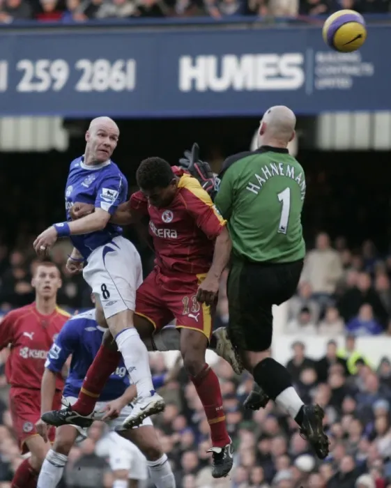 Framed Print : Evertons Johnson beats Readings De la Cruz and Hahnemann to the ball to score during their English Framed Print : Evertons Johnson beats Readings De la Cruz and Hahnemann to the ball to score during their English