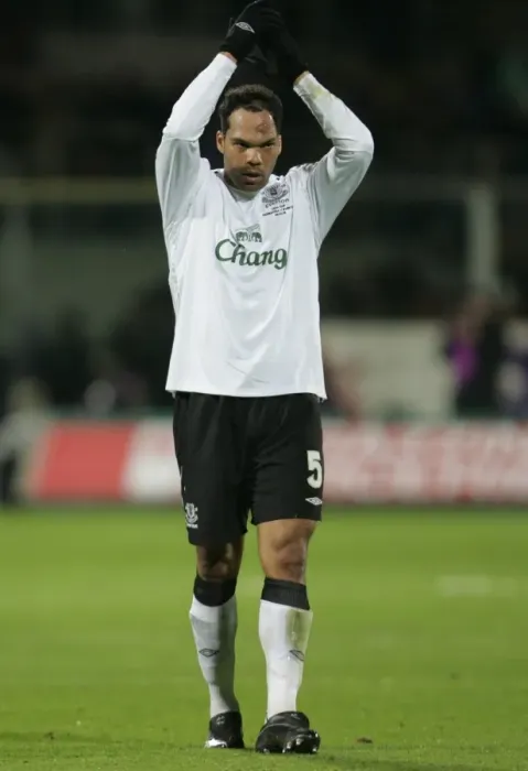 Framed Print : Everton's Joleon Lescott Salutes Fans After UEFA Cup Match vs Fiorentina (2008) Framed Print : Everton's Joleon Lescott Salutes Fans After UEFA Cup Match vs Fiorentina (2008)