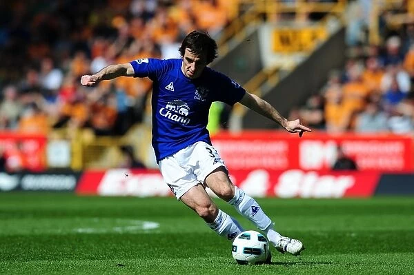 Everton's Leighton Baines in Action: Premier League Showdown vs. Wolverhampton Wanderers (09.04.2011)