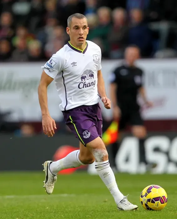 Framed Print : Everton's Leon Osman in Action against Burnley, Barclays Premier League, 2014 Framed Print : Everton's Leon Osman in Action against Burnley, Barclays Premier League, 2014