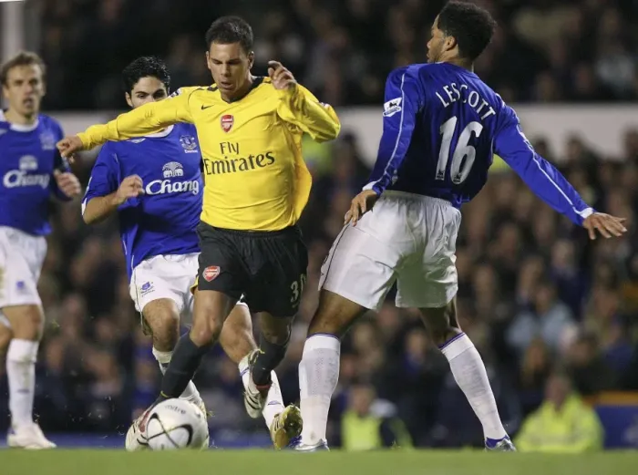 Framed Print : Evertons Lescott challenges Arsenals Aliadiere for the ball during their English League Cup fourth Framed Print : Evertons Lescott challenges Arsenals Aliadiere for the ball during their English League Cup fourth