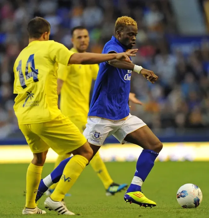 Framed Print : Everton's Louis Saha Battles Past Villarreal's Mario in Thrilling Pre-Season Clash at Goodison Park (05 August 2011) Framed Print : Everton's Louis Saha Battles Past Villarreal's Mario in Thrilling Pre-Season Clash at Goodison Park (05 August 2011)