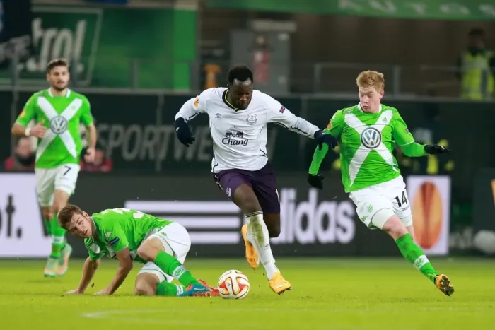 Framed Print : Everton's Lukaku Evades Knoche in Europa League Showdown