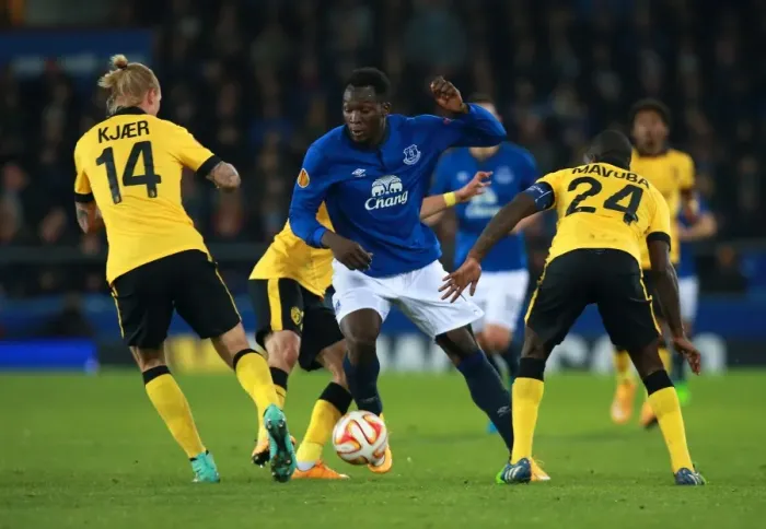 Framed Print : Everton's Lukaku Fights for Ball against Lille's Defense in Europa League Match Framed Print : Everton's Lukaku Fights for Ball against Lille's Defense in Europa League Match