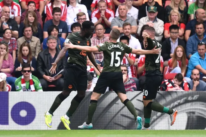 Framed Print : Everton's Lukaku Scores and Celebrates with Cleverley and Barkley: A Triumphant Moment at Southampton (Premier League)