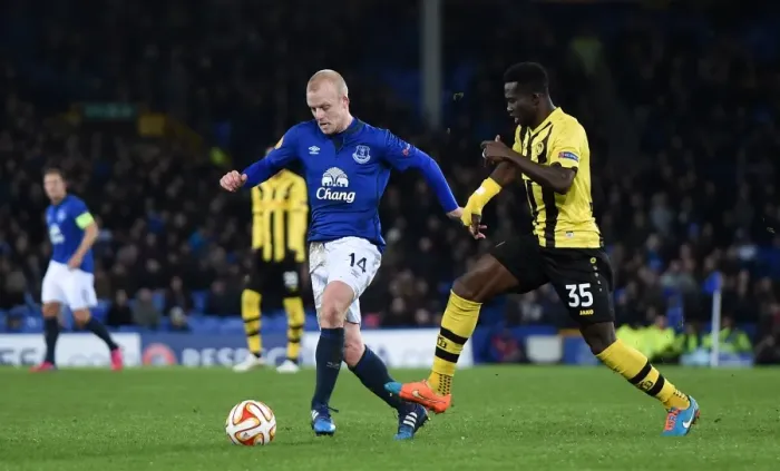 Framed Print : Everton's Naismith Slips Past Young Boys Sanogo in Europa League Showdown at Goodison Park