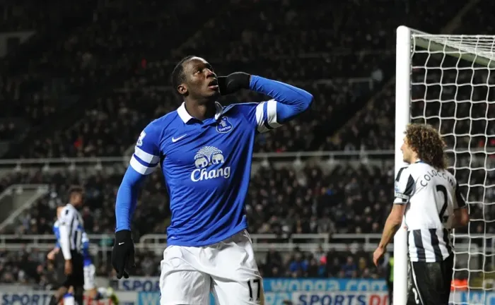 Framed Print : Evertons Romelu Lukaku celebrates scoring his sides second goal