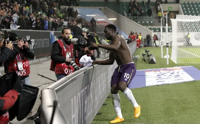 Framed Print : Everton's Romelu Lukaku Celebrates UEFA Europa League Victory with Fans: Shirt Throw Framed Print : Everton's Romelu Lukaku Celebrates UEFA Europa League Victory with Fans: Shirt Throw