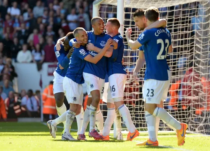 Framed Print : Everton's Romelu Lukaku Scores and Celebrates with Team-mates vs. West Ham United in Premier League Framed Print : Everton's Romelu Lukaku Scores and Celebrates with Team-mates vs. West Ham United in Premier League