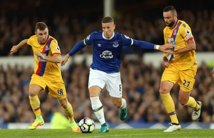 Framed Print : Everton's Ross Barkley Clashes with McArthur and Delaney of Crystal Palace at Goodison Park Framed Print : Everton's Ross Barkley Clashes with McArthur and Delaney of Crystal Palace at Goodison Park