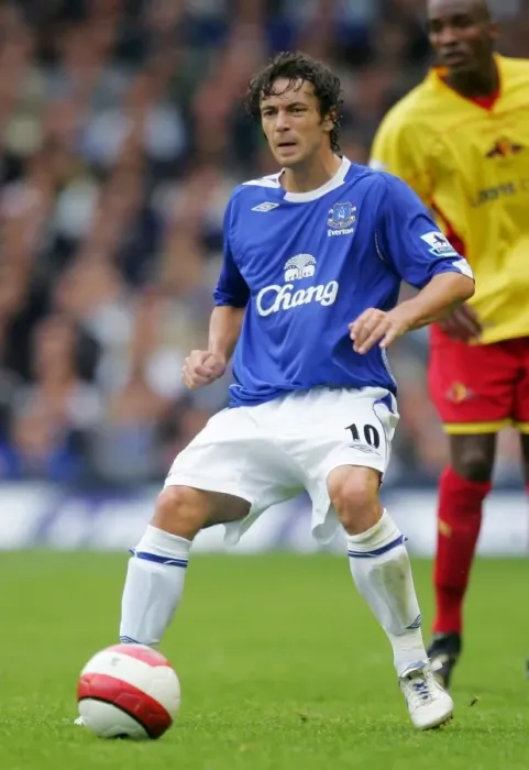 Framed Print : Everton's Simon Davies in Action: Mastering the Ball