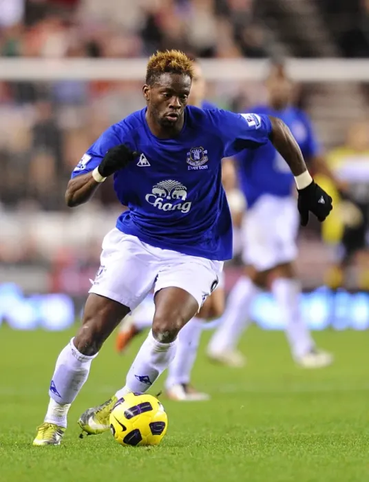 Framed Print : Everton's Star Striker: Louis Saha in Action Framed Print : Everton's Star Striker: Louis Saha in Action