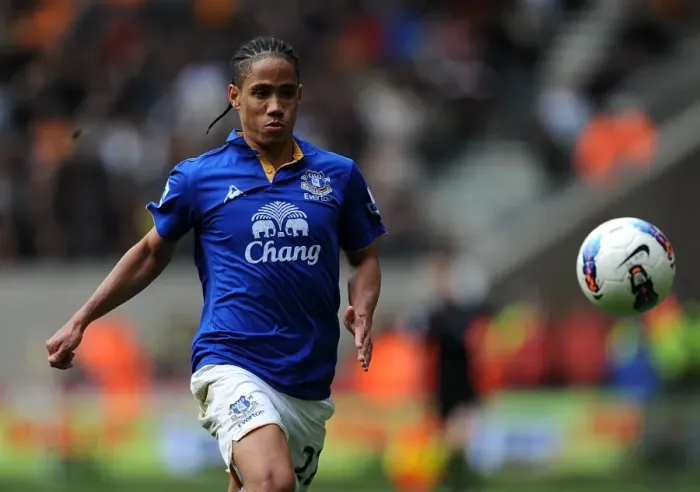 Framed Print : Everton's Steven Pienaar in Action: Premier League Battle at Molineux Stadium (06.05.2012) Framed Print : Everton's Steven Pienaar in Action: Premier League Battle at Molineux Stadium (06.05.2012)