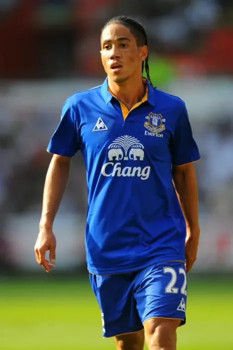 Framed Print : Everton's Steven Pienaar in Action: Premier League Showdown vs Swansea City (24 March 2012)