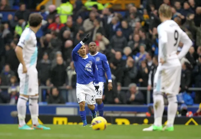Framed Print : Evertons Steven Pienaar (centre) celebrates after scoring his teams opening goal Framed Print : Evertons Steven Pienaar (centre) celebrates after scoring his teams opening goal