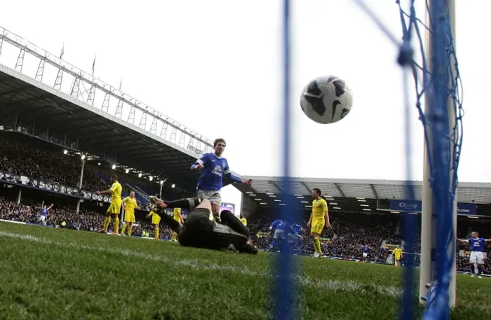 Framed Print : Evertons Steven Pienaar scores his sides second goal Framed Print : Evertons Steven Pienaar scores his sides second goal