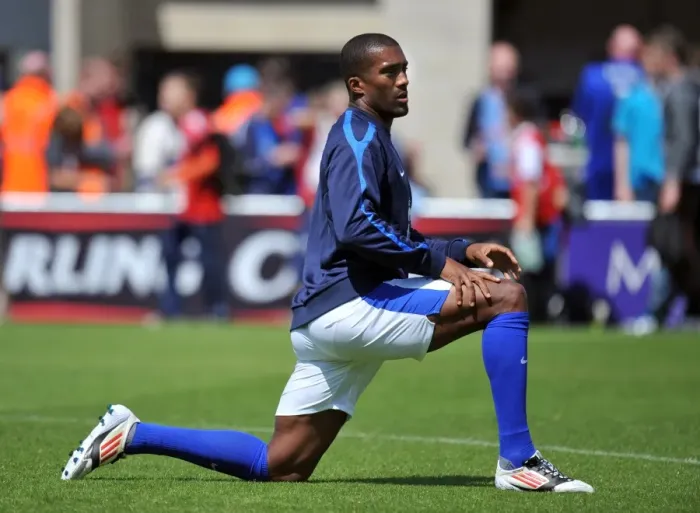 Framed Print : Everton's Sylvain Distin in Pre-Season Action: Everton vs Morecambe at Globe Arena