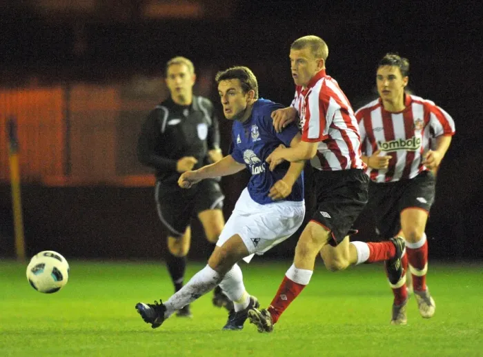 Framed Print : Everton's Tenacious Midfielder Jose Baxter Stands Firm Against Sunderland's Liam Bagnall