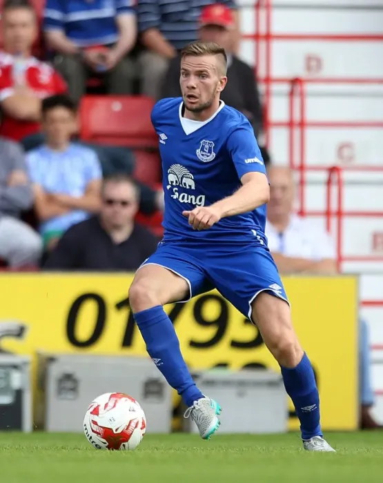 Framed Print : Everton's Tom Cleverley in Pre-Season Action at Swindon Town's County Ground Framed Print : Everton's Tom Cleverley in Pre-Season Action at Swindon Town's County Ground