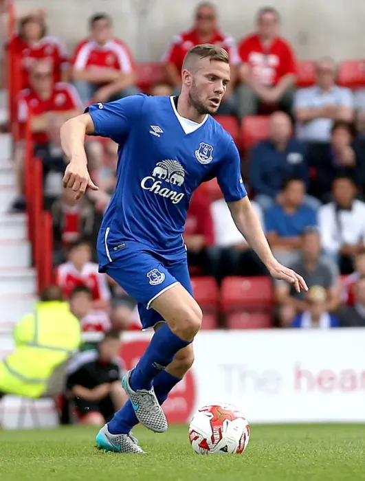 Framed Print : Everton's Tom Cleverley in Pre-season Form: Everton FC vs Swindon Town at The County Ground (July 11, 2015)