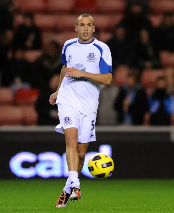 Framed Print : Everton's Unyielding Defender: John Heitinga