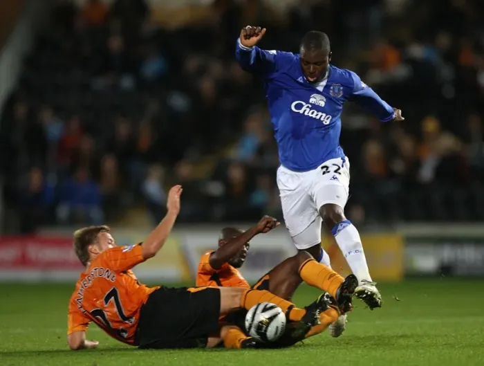 Framed Print : Everton's Yakubu Dodges Hull Defenders in Carling Cup Showdown Framed Print : Everton's Yakubu Dodges Hull Defenders in Carling Cup Showdown