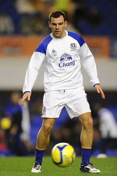 FA Cup Fourth Round Battle at Goodison Park: Darron Gibson's Unwavering Determination (Everton vs Fulham, 27 January 2012)