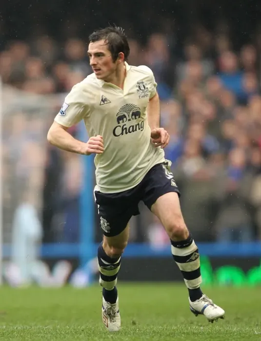 Framed Print : FA Cup Showdown: Leighton Baines vs. Chelsea at Stamford Bridge (19 February 2011)