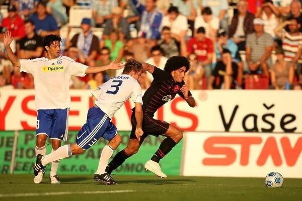 Fellaini vs. Dreksa: Intense Battle for Ball Possession - Everton vs. Sigma Olomouc, UEFA Europa League Play-Offs