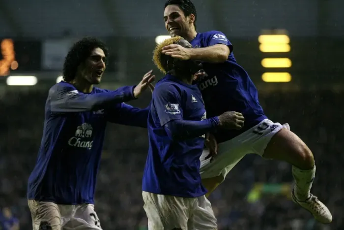 Framed Print : Five-Star Everton: Louis Saha and Teammates Celebrate in Style after Scoring against Blackpool (05.02.2011)