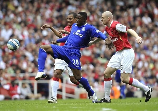 Football - Arsenal v Everton Barclays Premier League - Emirates Stadium - 4  /  5  /  08 Evertons Victor Anichebe (C) in action againsts Arsenals Phillipe Senderos (R) and Gilberto Silva Mandatory Credit: Action Images  /  Tony O Brien Livepic NO