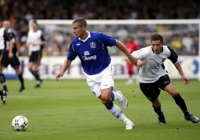 Framed Print : Football - Cambridge United v Everton Pre Season Friendly Framed Print : Football - Cambridge United v Everton Pre Season Friendly