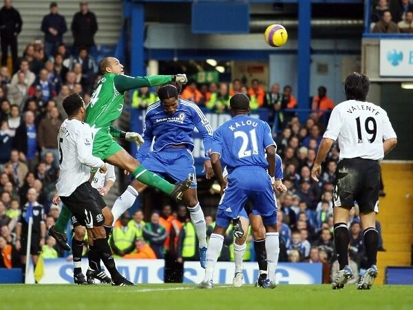 Football - Chelsea v Everton Barclays Premier League - Stamford Bridge - 11  /  11  /  07 Evertons Tim Howard (L) clears the ball Mandatory Credit: Action Images  /  Tony