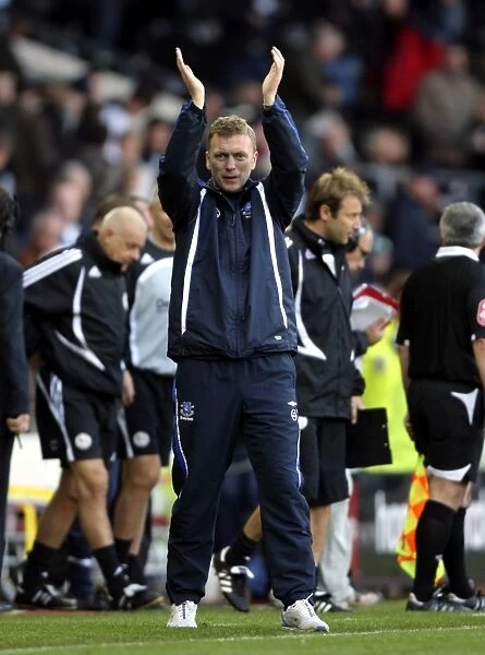 Football - Derby County v Everton Barclays Premier League - Pride Park - 28 / 10 / 07 Everton manager David Moyes applauds Mandatory Credit: Action Images  /  Tony
