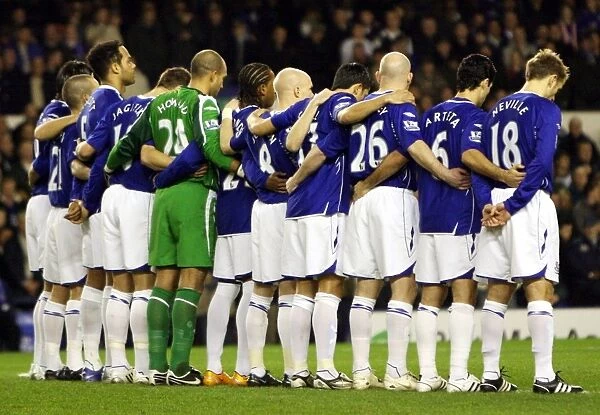 Football - Everton v Chelsea - Carling Cup Semi Final Second Leg - Goodison Park - 07 / 08 - 23 / 1 / 08 Everton players during a minutes silence Mandatory Credit: Action Images  / 