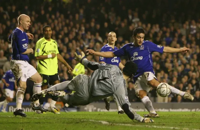Framed Print : Football - Everton v Chelsea - Carling Cup Semi Final Second Leg - Goodison Park - 07 / 08 - 23 / 1 / 08 Chelseas Petr Cech (C) in action with Evertons Tim Cahill (R) Mandatory Credit: Action Images / Framed Print : Football - Everton v Chelsea - Carling Cup Semi Final Second Leg - Goodison Park - 07 / 08 - 23 / 1 / 08 Chelseas Petr Cech (C) in action with Evertons Tim Cahill (R) Mandatory Credit: Action Images /