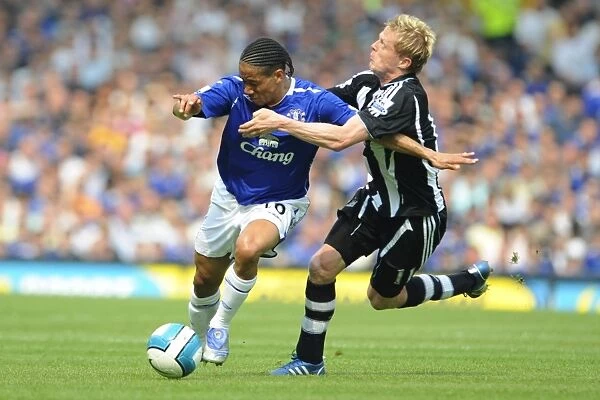 Football - Everton v Newcastle United Barclays Premier League - Goodison Park - 11  /  5  /  08 Evertons Steven Pienaar (L) in action with Newcastle Uniteds Damien Duff Mandatory Credit: Action Images  /  Keith Williams Livepic NO ONLINE  /  INTERNET USE